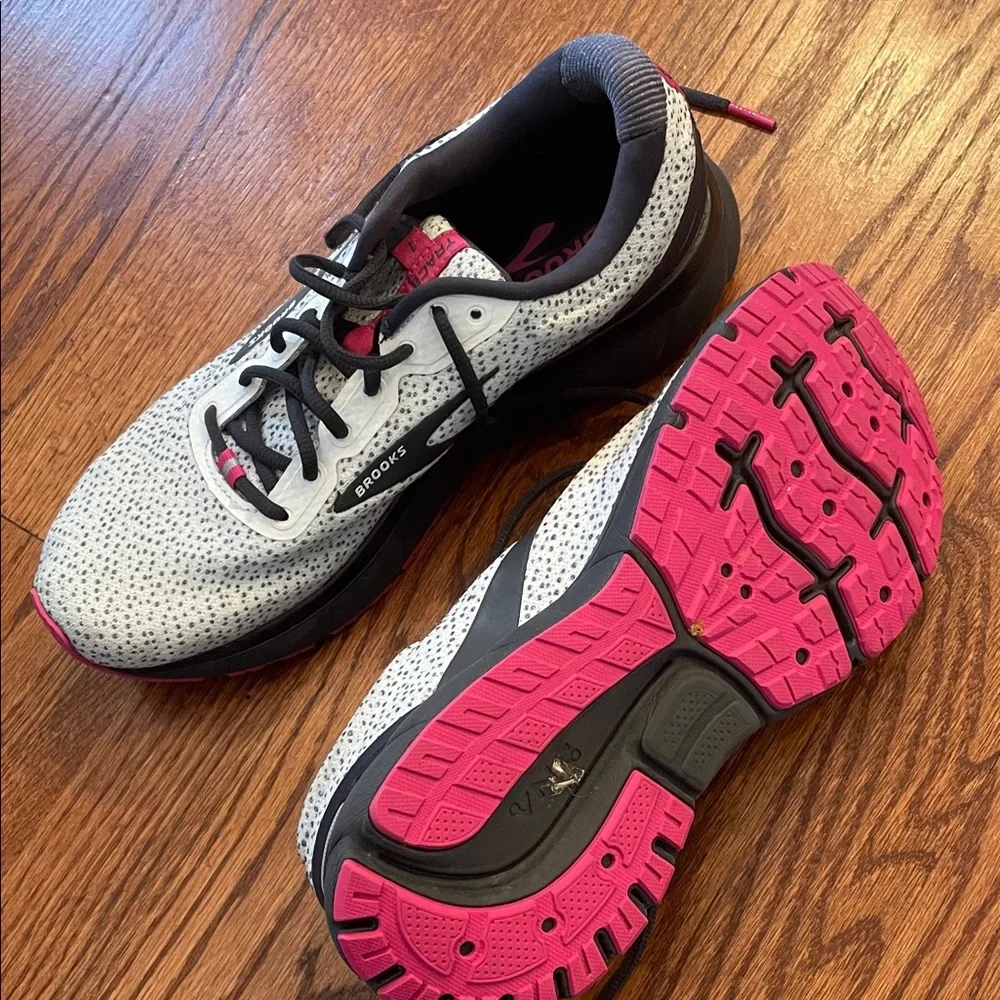 Brooks Women's Black and Pink Athletic Shoes - Picture 2 of 5